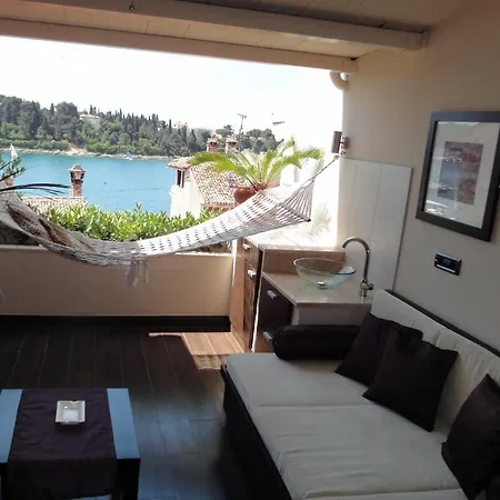 아파트먼트 마르키즈 로비니